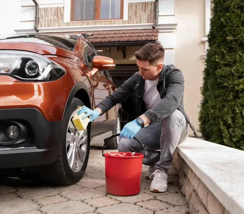 Lavage auto à domicile Saint-Jean-de-Muzols : professionnel intervenant sur un véhicule